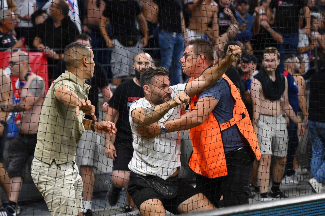 Karşılaşmanın sonunda Olimpik Lyon taraftarları ile güvenlik görevlileri arasında arbede yaşandı.