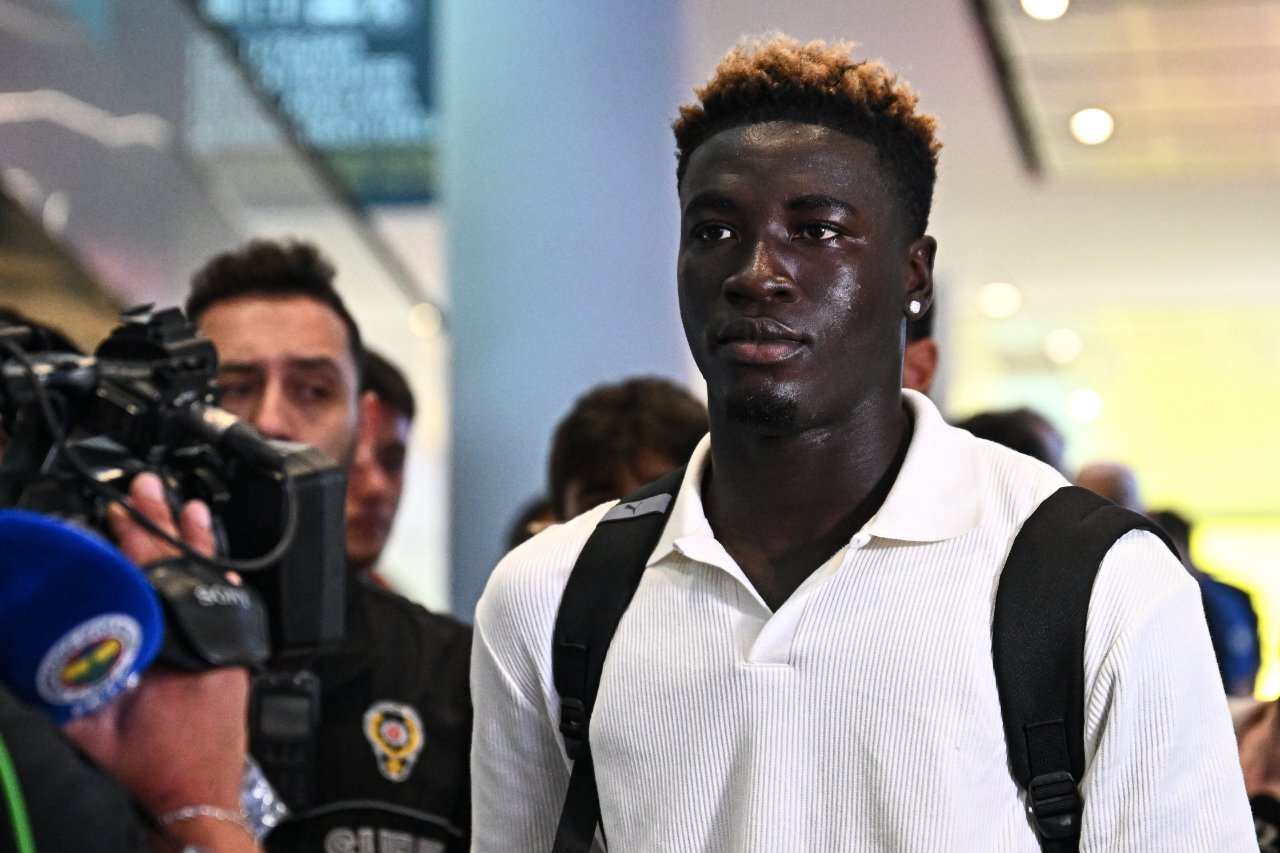 Fenerbahçe'nin transfer görüşmelerinde bulunduğu Ganalı futbolcu Kojo Peprah Oppong, İstanbul'a geldi.
