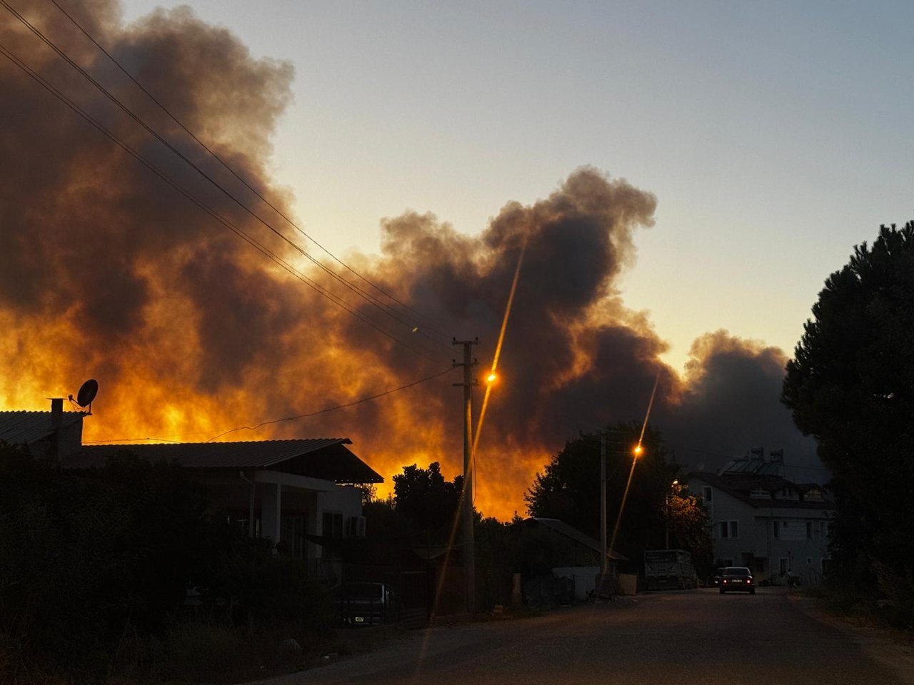 Fethiye'de korkutan yangın! Alevler hızla yayılıyor