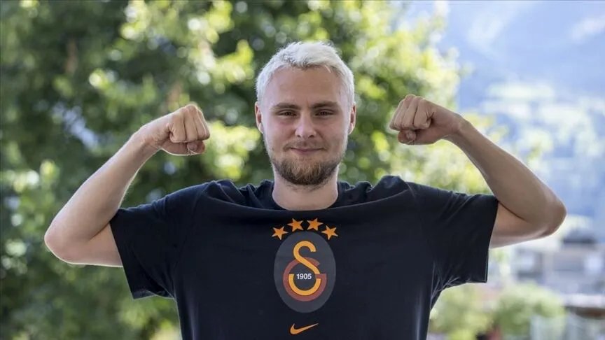 Victor Nelsson'un, Galatasaray ile 2 yıllık daha sözleşmesi bulunuyor.