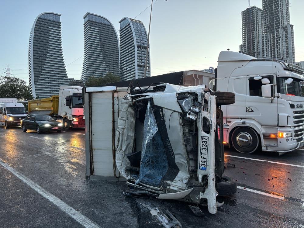 İstanbul'da art arda zincirleme kazalar: Yaralılar var
