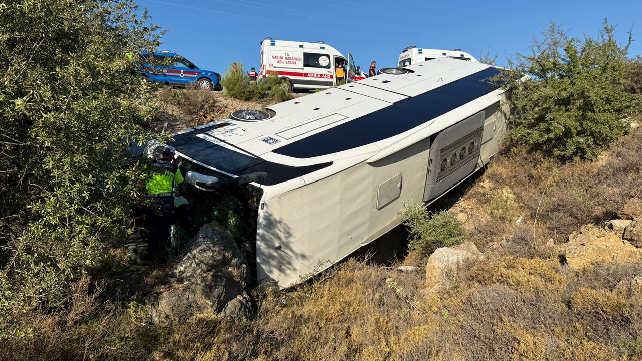 İzmir'de otobüsle çarpışan otomobilde can pazarı! 2 kişi feci şekilde öldü