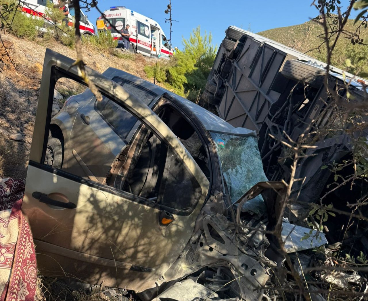 İzmirde otobüsle çarpışan otomobilde can pazarı! 2 kişi feci şekilde öldü
