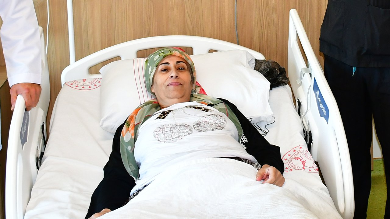 Karnındaki şişkinliğin nedenini hastanede öğrendi! 20 kiloluk tümör çıktı