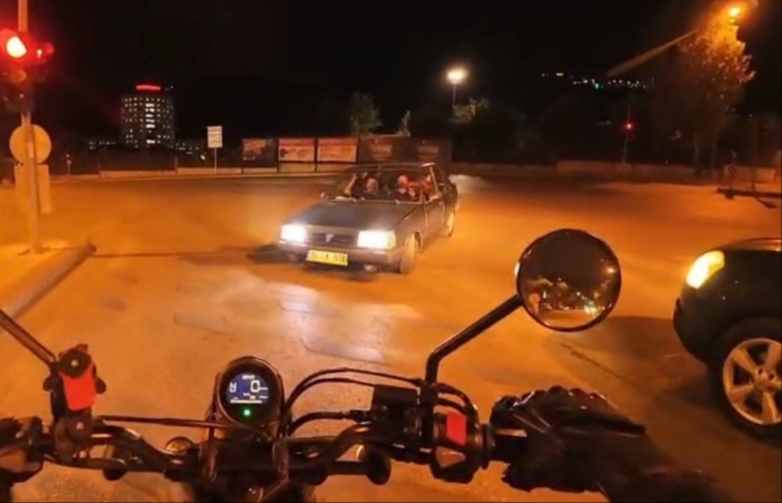 Kask kamerasına saniye saniye yansıdı! Ters yönden gelip hiçbir şey olmamış gibi devam etti