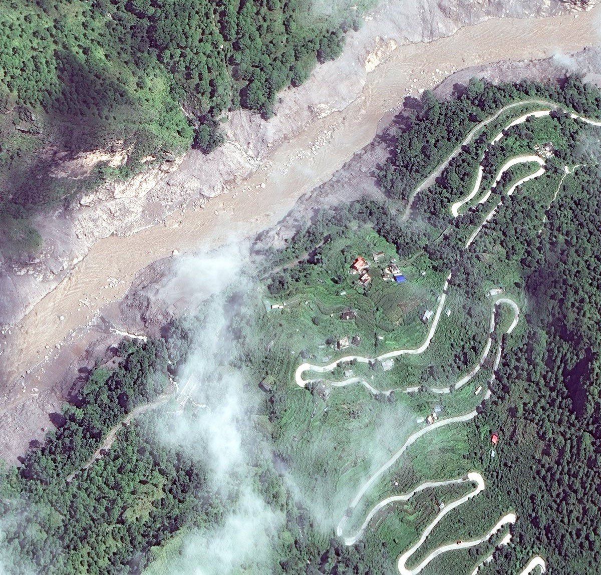 Nepal’de sel felaketinin ardından akılalmaz tuzak! Hükümetten Meta ve TikToka çağrı: Acilen kaldırın