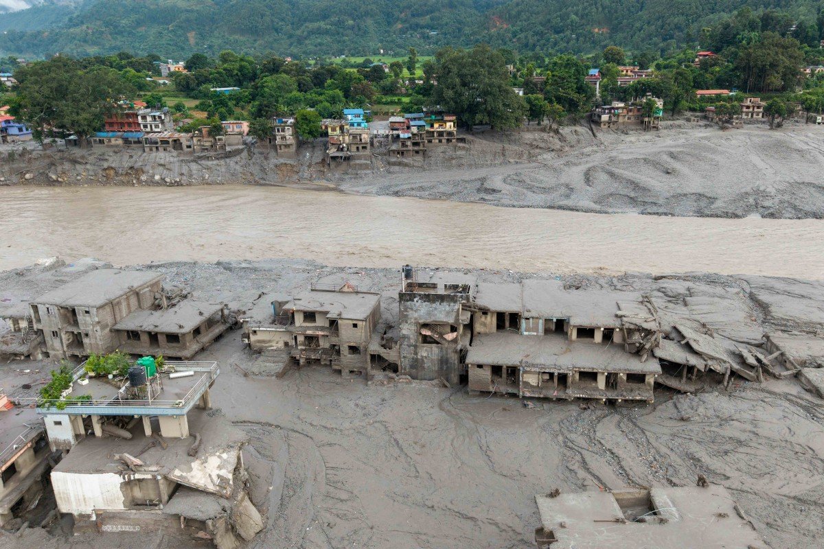 Nepaldeki felaketin bilançosu ağırlaşıyor! Sular evleri yuttu, ölü sayısı 450yi aştı