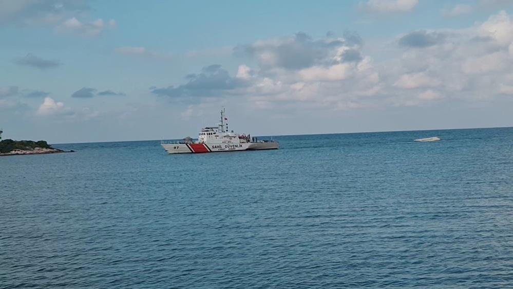 Ordu'da biri boş, diğeri dolu iki konteyner sahile vurdu