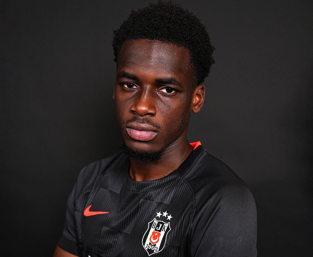 Poku, siyah-beyazlı takımın formasını giyecek 205'inci yabancı futbolcu oldu.