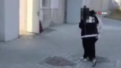Polis bile gördüklerine inanamadı: Uyuşturucuyu hem bağırsaklarında sakladılar hem kıyafetlerine emdirdiler!