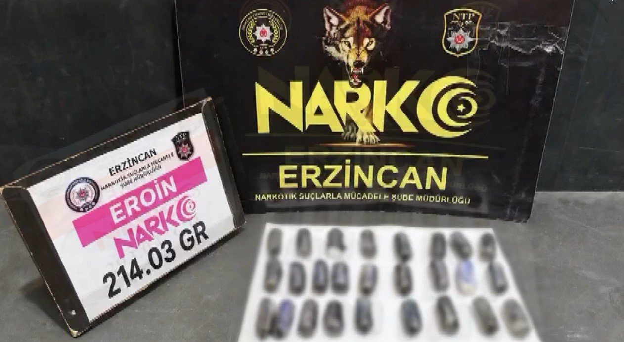 Polis bile gördüklerine inanamadı: Uyuşturucuyu hem bağırsaklarında sakladılar hem kıyafetlerine emdirdiler!