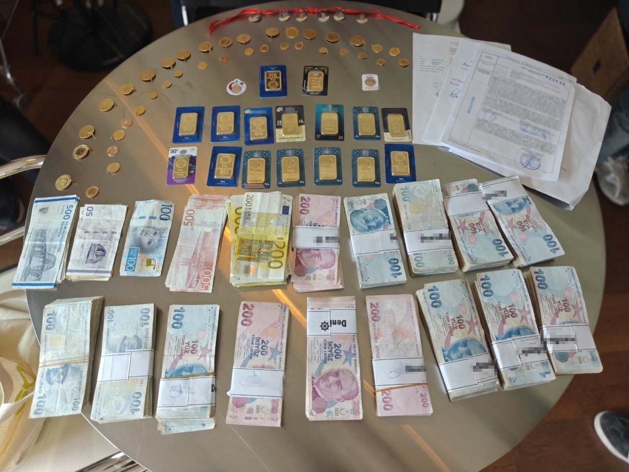 Yapılan aramalarda Tolga Akış'ın evinden çıkanlar...