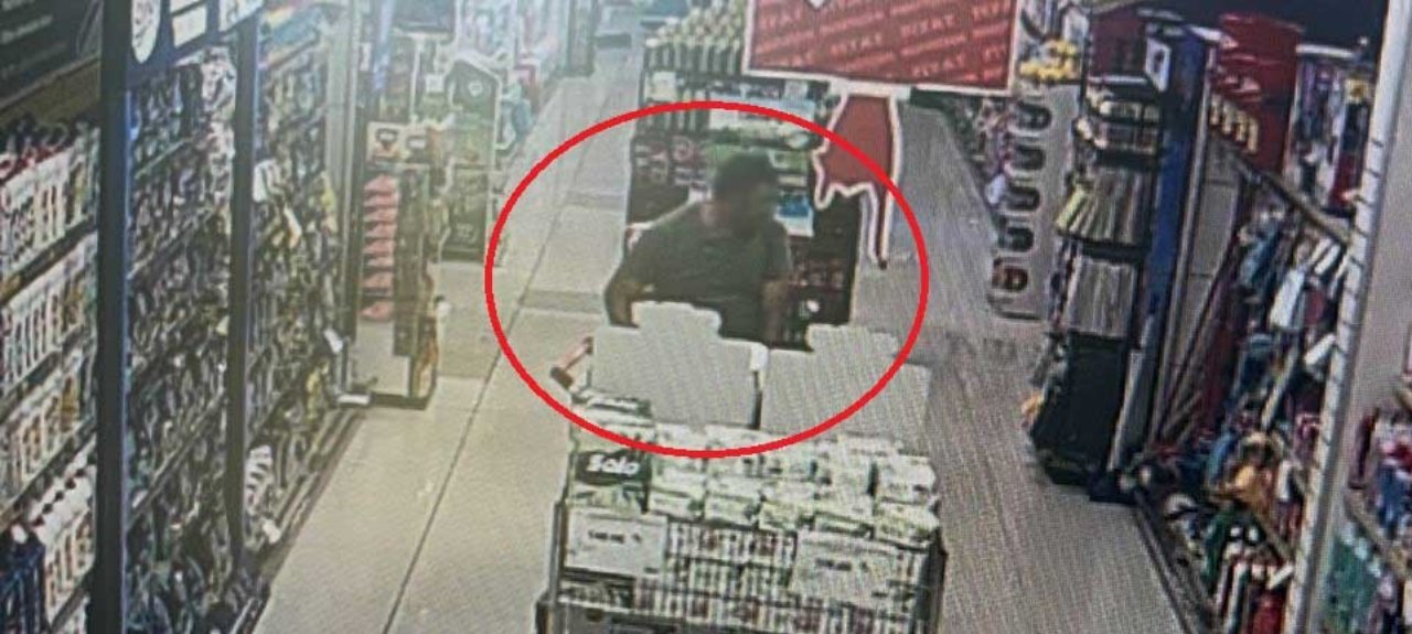 60 bin liralık sigara hırsızlığı kamerada! Dikkat çekmemek için DOA kuyruğuna girdi