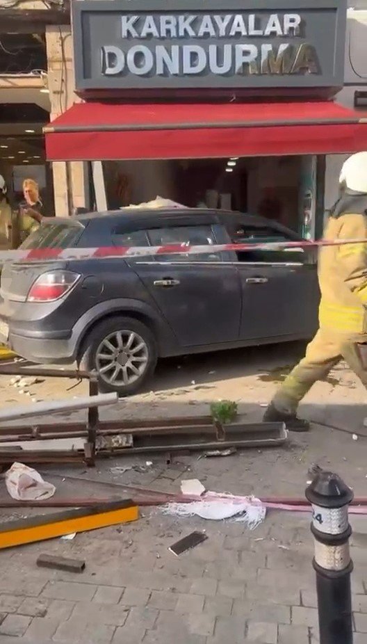Beykoz’da otomobil yayaların arasına daldı! Çok sayıda yaralı var