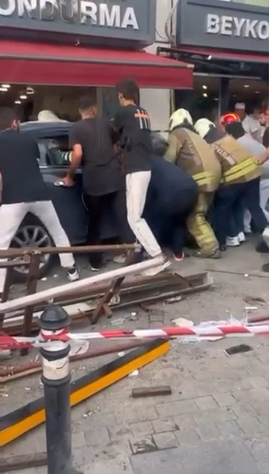 Beykoz’da otomobil yayaların arasına daldı! Çok sayıda yaralı var