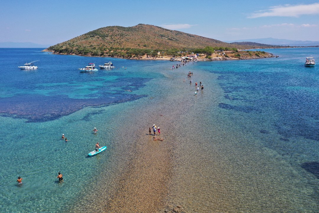 Denizin ortasında yürüyüş! Ayvalık’ta Cunda ile Maden Adası arasındaki doğal rota ilgi görüyor