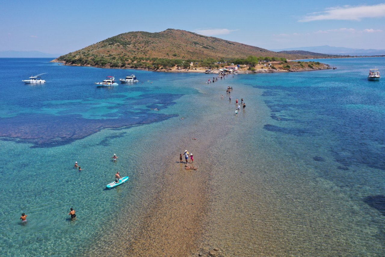 Denizin ortasında yürüyüş! Ayvalık’ta Cunda ile Maden Adası arasındaki doğal rota ilgi görüyor