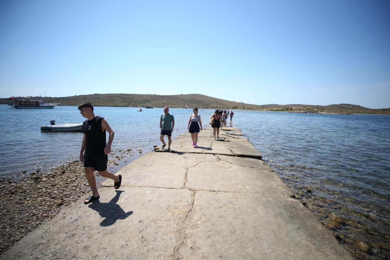 Denizin ortasında yürüyüş! Ayvalık’ta Cunda ile Maden Adası arasındaki doğal rota ilgi görüyor