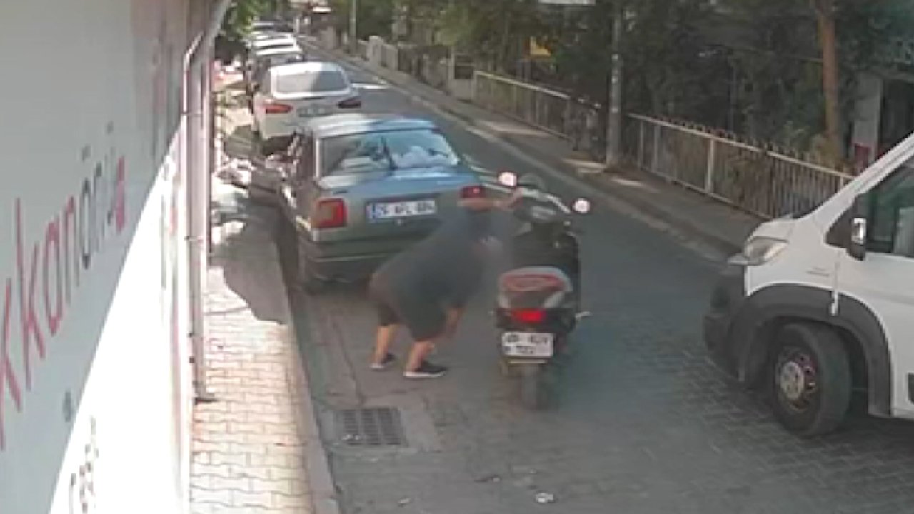 Düşen parayı fark edip saniyeler içinde kapıp kaçtı! 100 bin liralık hırsızlık kamerada