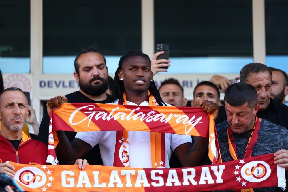 Neşesinin bir hayli yerinde olduğu gözlenen Rafael Leao, Galatasaray atkısıyla basın mensuplarına poz verdi.