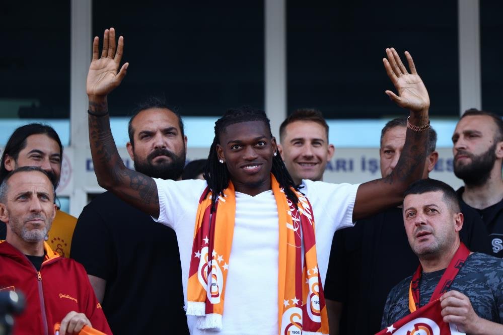 Leao, Galatasaray'da bu sezon Lesley Ugochukwu ve Aleksey Batrakov'un ardından bu sezon 3'üncü transferi oldu.