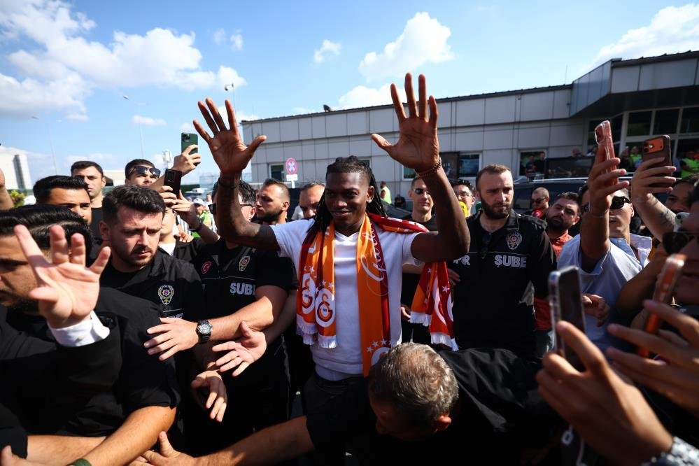 Portekizli futbolcu, Galatasaray'da 27 numaralı formayı giyecek.