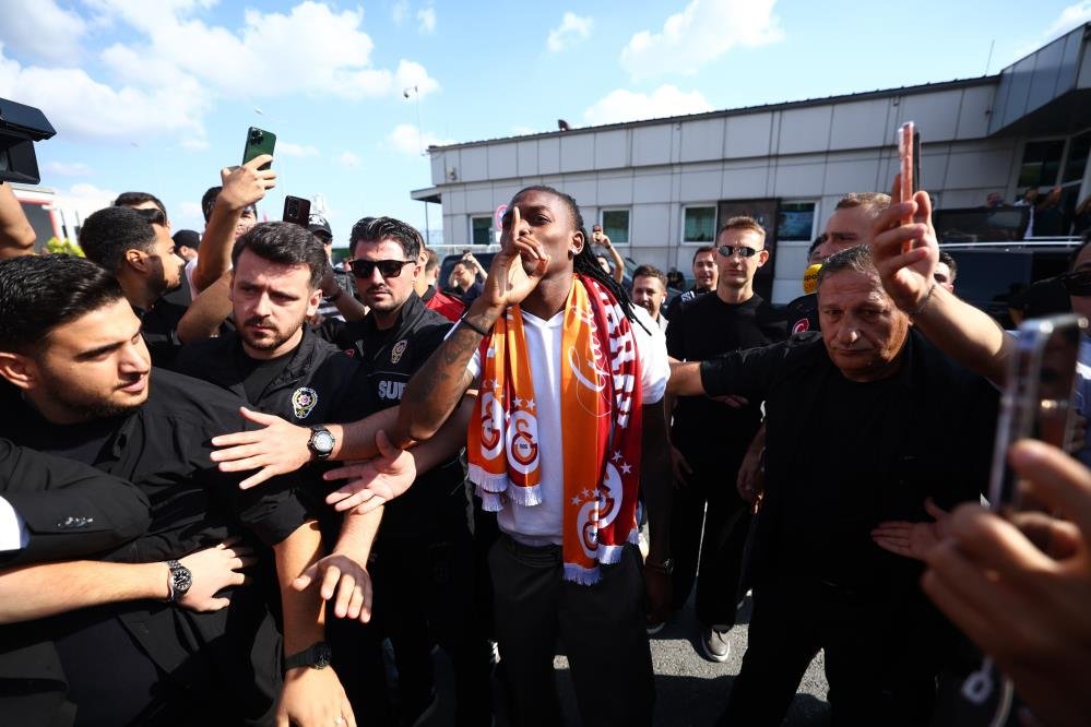 Portekizli futbolcunun, Galatasaray'ın bu akşam sahasında Göztepe ile oynayacağı maçı tribünden takip edeceği öğrenildi.