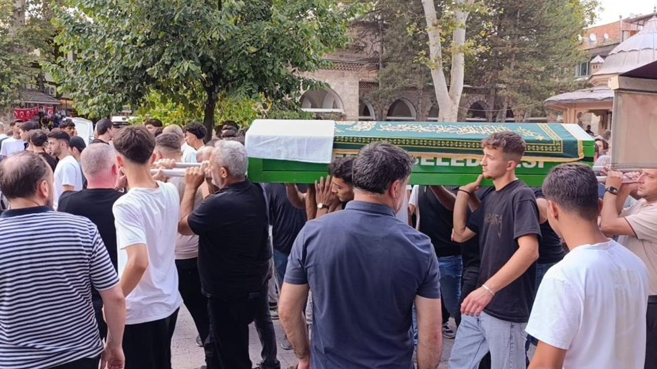 Kaydını yaptırdığı üniversiteye gidemedi! Talha’nın tabutunu arkadaşları kaldırdı