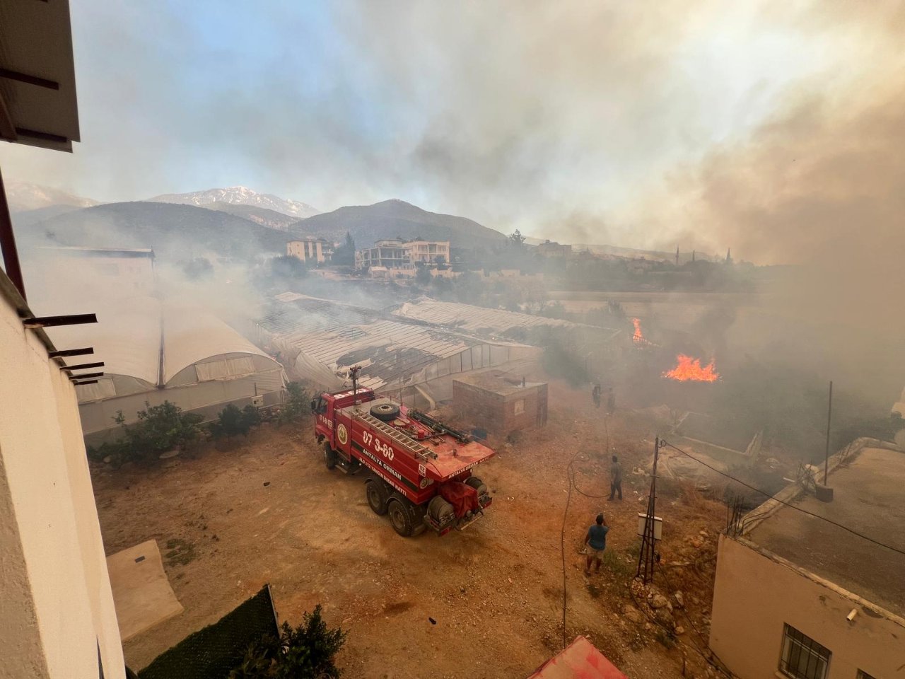Muğla'da çıkan yangın, Antalya'ya sıçradı! Alevler saatler sonra kontrol altında