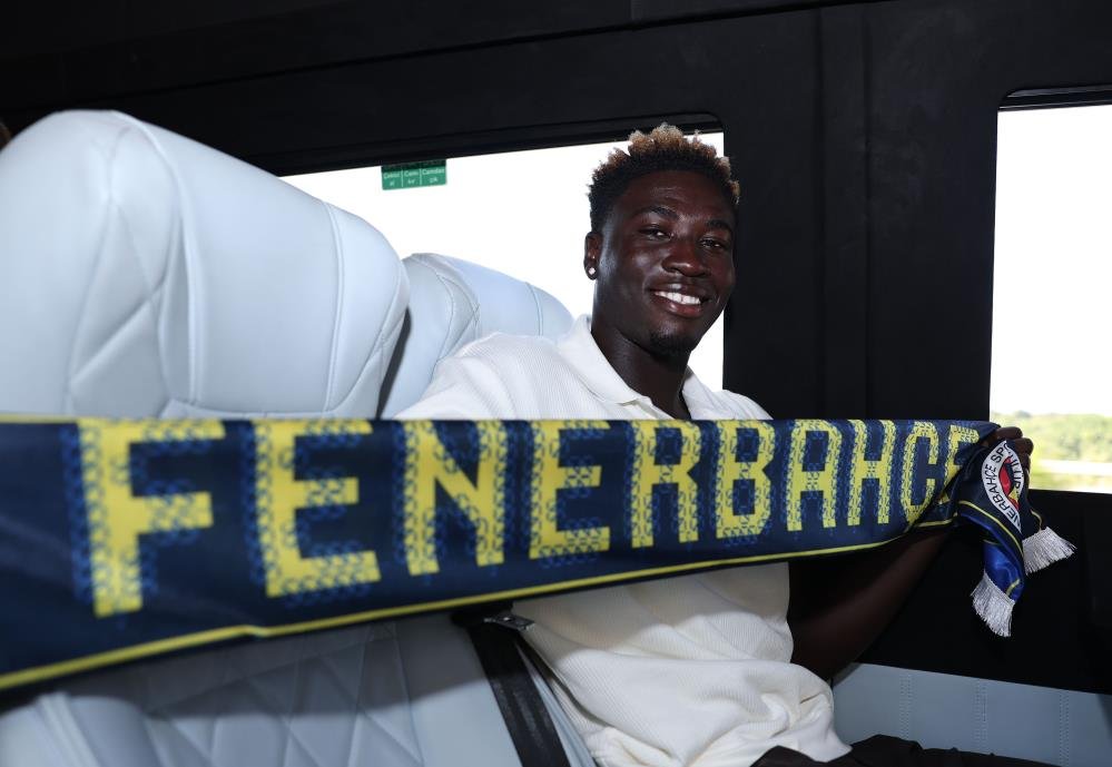 Fenerbahçe'den yapılan açıklamada, "Kulübümüz, Ganalı defans oyuncusu Kojo Peprah Oppong ile anlaşmaya varmıştır" denildi.