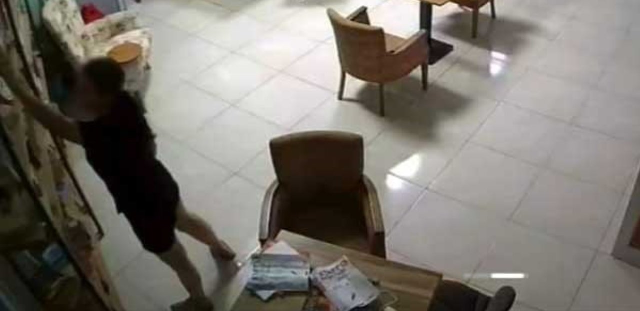 Uyarıldığı halde dinlemedi! Kütüphaneden kitap çalan kadın kameraya yakalandı