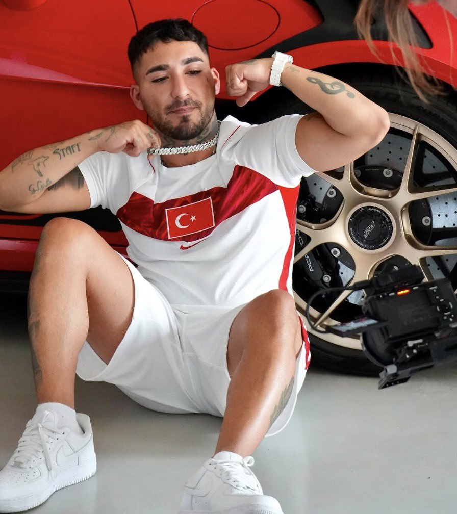 Uzi kesenin ağzını açtı! Lüks otomobiline 60 milyon TL ödedi