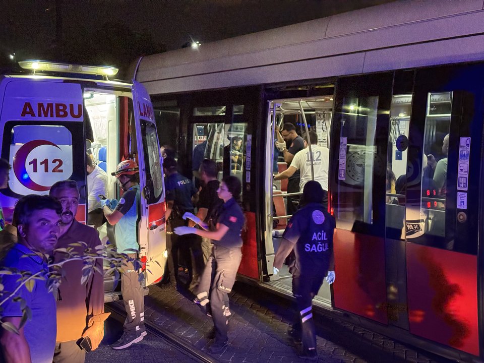 Zeytinburnu'nda iki tramvay kafa kafaya çarpıştı! Yaralananlar var
