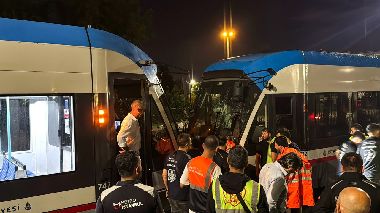 Zeytinburnu'nda iki tramvay kafa kafaya çarpıştı! Yaralananlar var