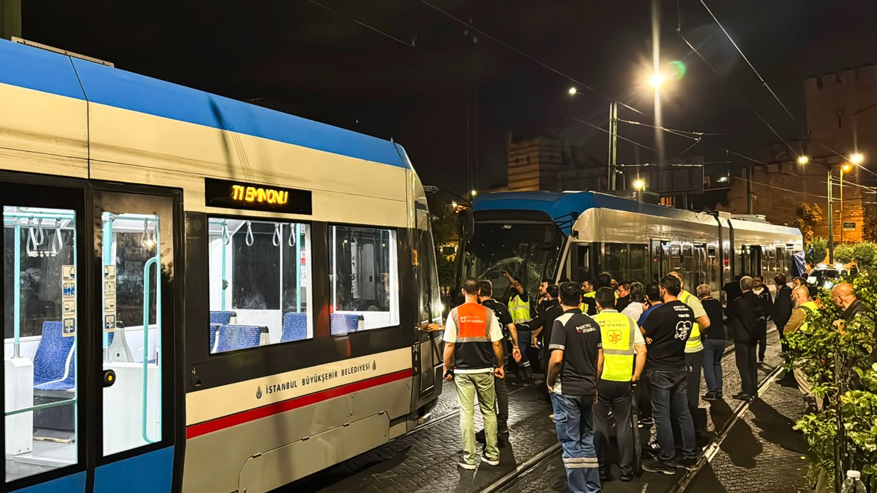 Zeytinburnu'nda iki tramvay kafa kafaya çarpıştı! Yaralananlar var