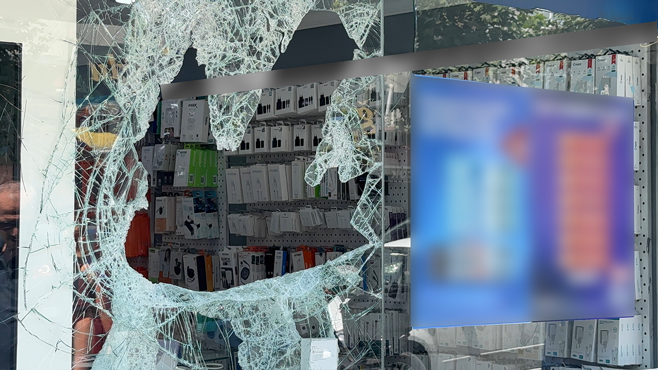 400 bin lira saniyeler içinde buhar oldu! Camı odunla kırıp 14 telefon çaldılar 