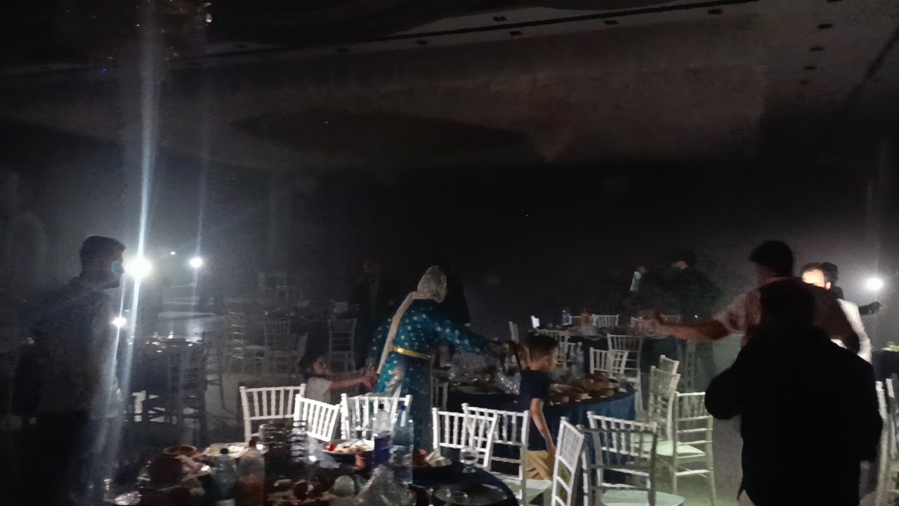 Çığlık çığlığa kaçtılar! Düğün salonunda yangın paniği! Dakikalarca bebeğini aradı