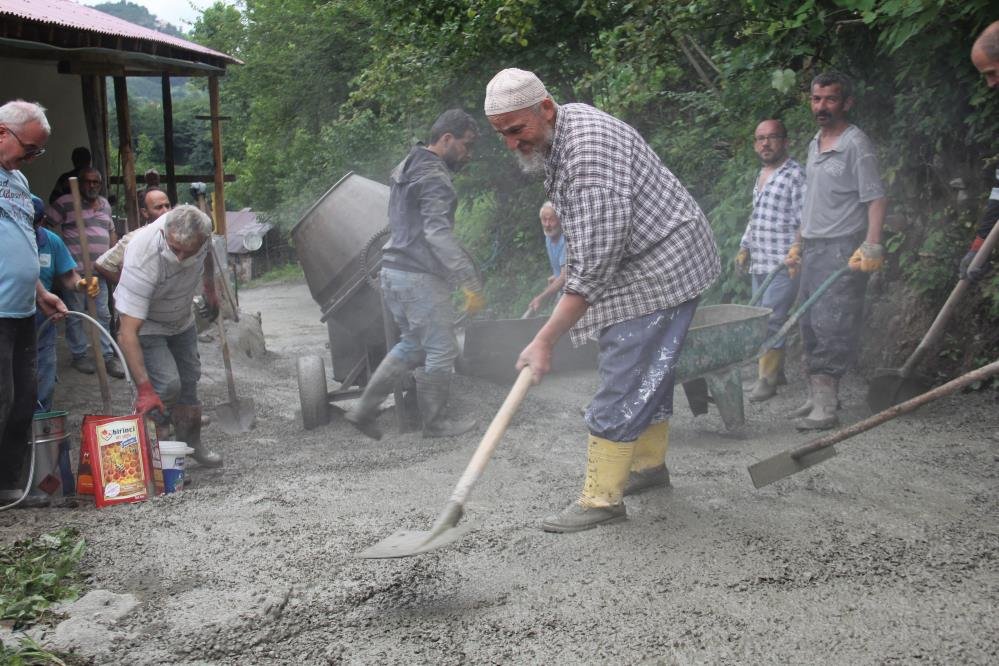 Devlet-vatandaş el ele verdi, 25 yıllık yol sorunu çözüldü!
