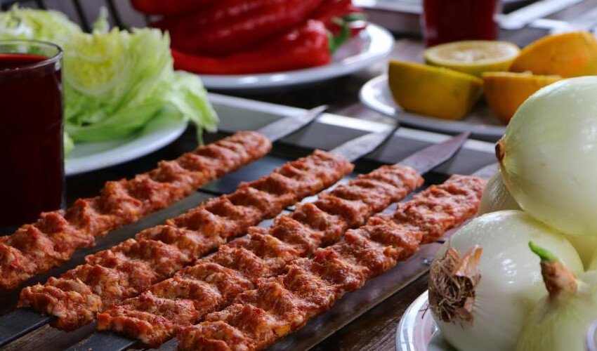 Ermenistan Meclisi'nde 'Adana kebap' sözleri! Kürsüde çarpıcı açıklama