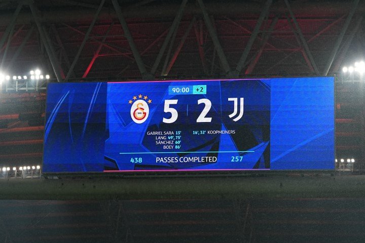 RAMS PARK'ta 2 büyük skorbord bulunuyor.