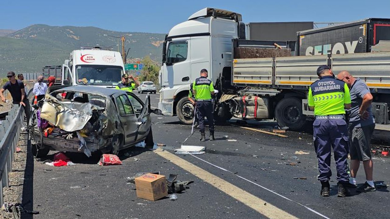 Gaziantep'te otobanda feci kaza: 1'i çocuk 2 kişi öldü, 3 kişi ağır yaralandı