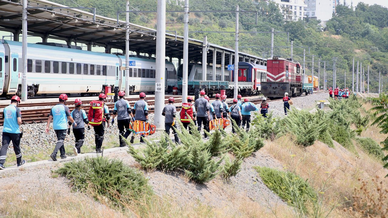 Gerçeği aratmayan hızlı tren kazası tatbikatı! Ekipler senaryo gereği teyakkuza geçti