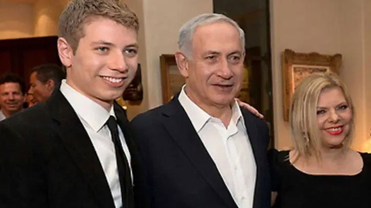 Kapı önünde çırılçıplak soyuyorlar! Netanyahular ailece psikopat...