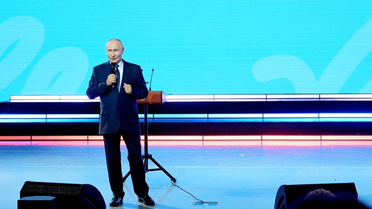 Konuşma yapmak için kürsüye çıktı, sürprizle karşılaştı: Putin'in top oynadığı anlar viral oldu!