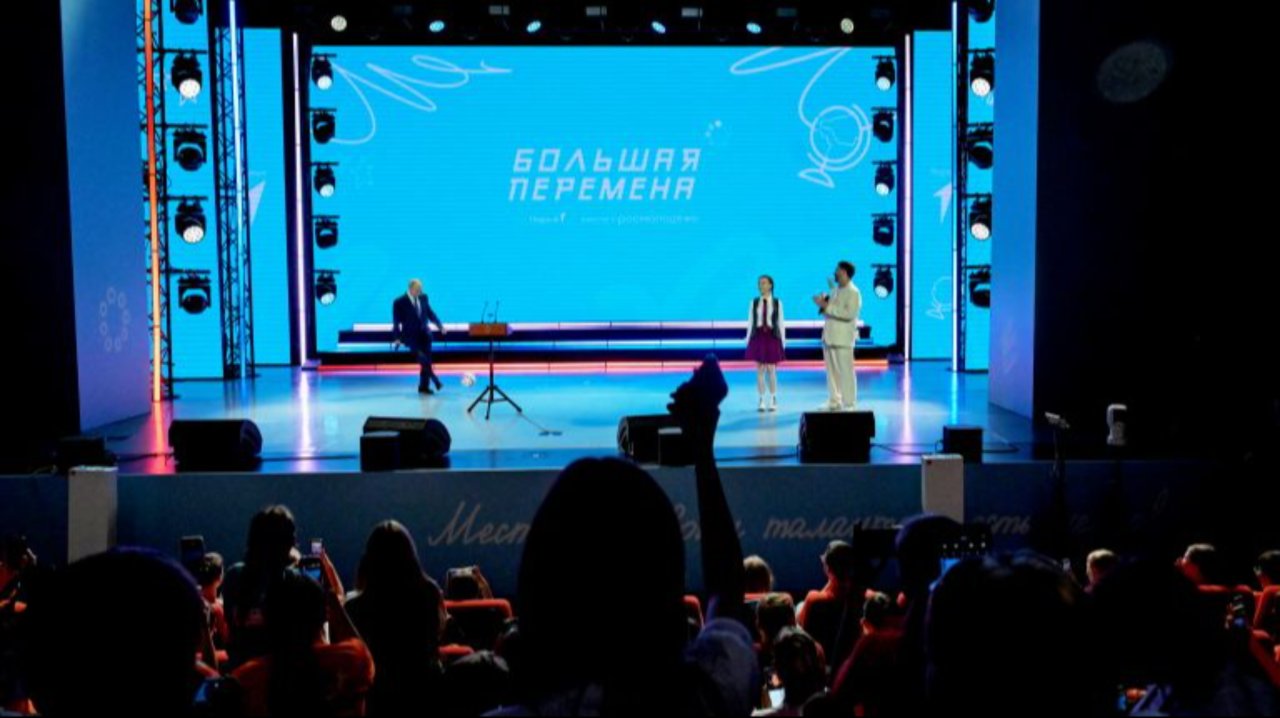 Konuşma yapmak için kürsüye çıktı, sürprizle karşılaştı: Putin'in top oynadığı anlar viral oldu!