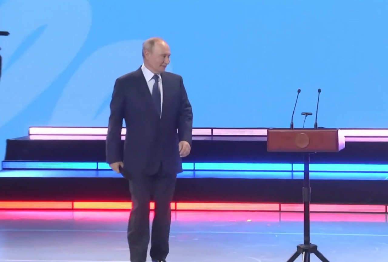 Konuşma yapmak için kürsüye çıktı, sürprizle karşılaştı: Putin'in top oynadığı anlar viral oldu!