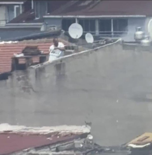 Kova su ile mücadele kamerada! Yangını gördü, söndürmek için çatıda mekik dokudu