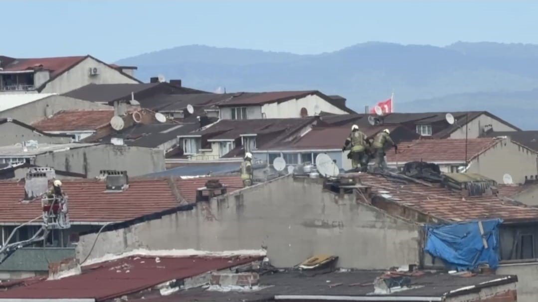 Kova su ile mücadele kamerada! Yangını gördü, söndürmek için çatıda mekik dokudu