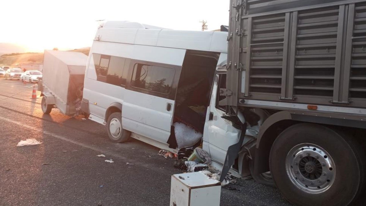Malatya'da kaza! İşçi servisi tıra çarptı, çok sayıda yaralı var
