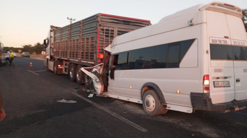 Malatya'da kaza! İşçi servisi tıra çarptı, çok sayıda yaralı var